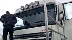 Changement rapide d'un pare-brise de camion